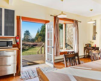Classic farmhouse with front porch & amazing sunset views - walk to town - Lopez Island