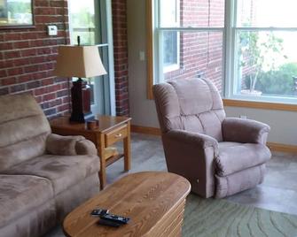 Redbrick Inn and retreat Behringer suite - Oshkosh - Wohnzimmer