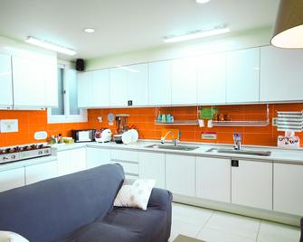 Yeha Guesthouse - Jeju City - Kitchen