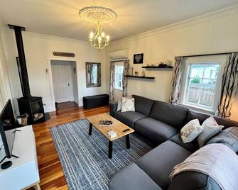 Cute Character Cottage - Martinborough - Вітальня