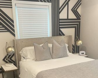 Cozy remodeled house 3 blocks from downtown. - Mena - Slaapkamer