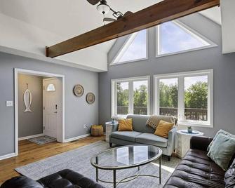 Spacious 5-bedroom, Lakeside Family Retreat! Playground, views & more! - Louisa - Sala de estar