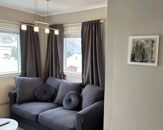 The Painter's house with view and balcony - Siglufjordur - Huiskamer