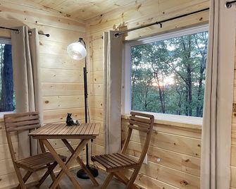 Beautiful and cozy two bed, one bath cabin nestled in the Kiamichi Mountains - Smithville - Dining room