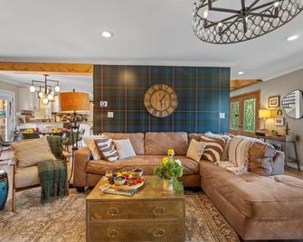 Glencairn Knoll - La Grange - Living room