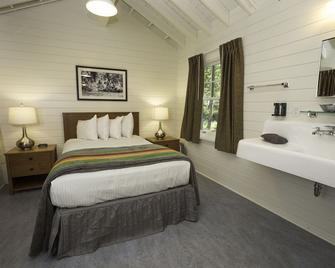 Swiftcurrent Motor Inn And Cabins - Babb - Bedroom