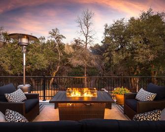 Welcome to the EvelynRose House Mins SixFlags and Rim - Helotes - Balcony