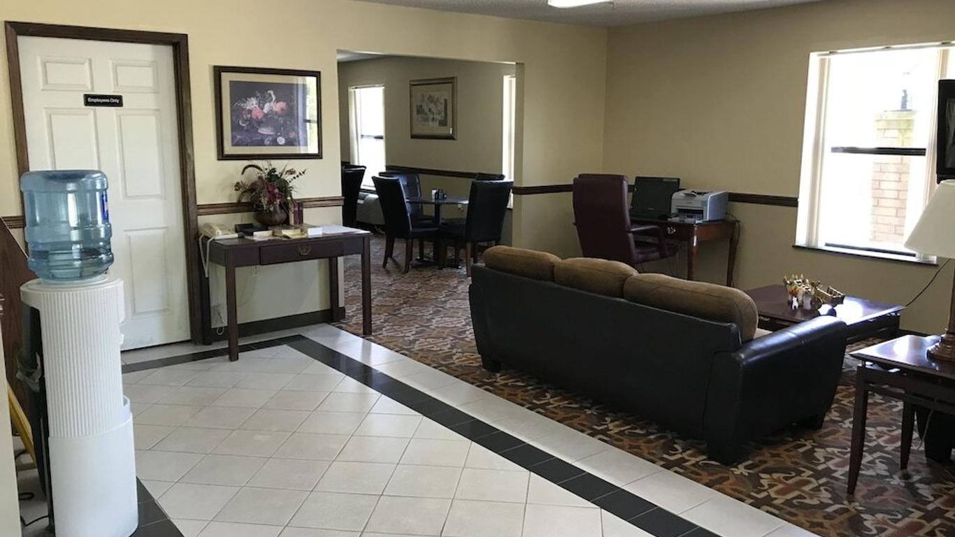 Clairmont Inn & Suites - Warren
