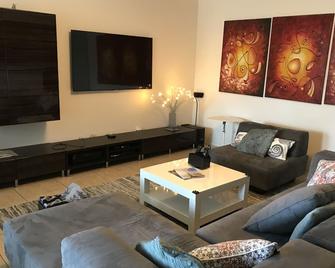 Spacious renovated house near Stone Oak area. - Bulverde - Sala de estar