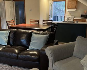 Pool House; Studio, 20 mins to DT Raleigh - Fuquay-Varina - Living room