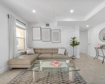 Entire Home in City-Place, Convention Center - West Palm Beach - Sala de estar