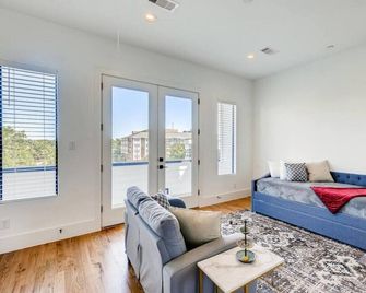 4 Bedroom House w/Loft Near DT/Medical District and More! Sleep 12 - יוסטון - סלון