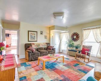 Lake Michigan Vacation Rental: 1 Block to Marina! - Manitowoc - Soggiorno