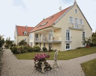 Ferienwohnung mit Terrasse und Voll Ausgestatteter Küche - Neualbenreuth