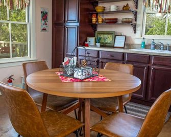 Hillside Cabin - Fredericksburg - Dining room