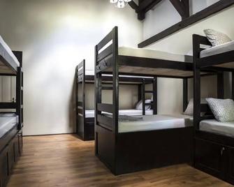 Antique Hostel - Bucharest - Bedroom