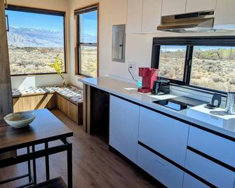 Summit Sanctuary: 360° Views - Lone Pine - Kitchen