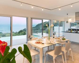 Luxury villa with air-conditioning and infinity pool-breathtaking sea view - Belvédère-Campomoro - Comedor