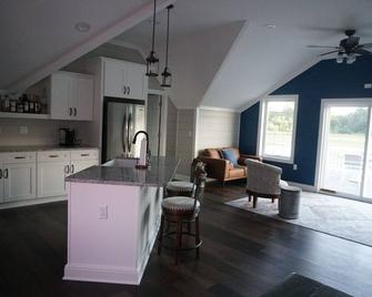 New Barn Apartment on 55 acres/waterfront - Elizabeth City - Kitchen