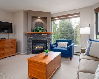 1BR Cozy Condo w Pool and Hot Tub by Harmony Whistler - Whistler - Living room