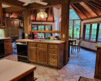 Private, pristine 3 BR, 1 1/2 BA home in Waterville Valley, NH - Waterville Valley - Cocina