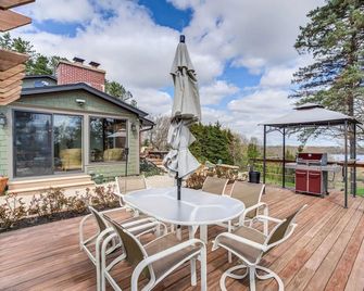 Secluded Luxury Retreat: 15 Acres, Views, Hot Tub - Spring Grove - Balkon