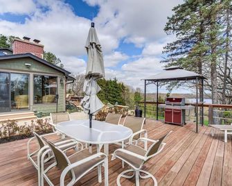 Secluded Luxury Retreat: 15 Acres, Views, Hot Tub - Spring Grove - Patio