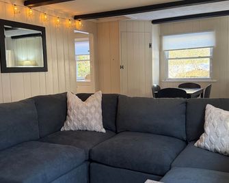Step back in time with our 2-bedroom cottage in charming New Hartford! - New Hartford - Living room