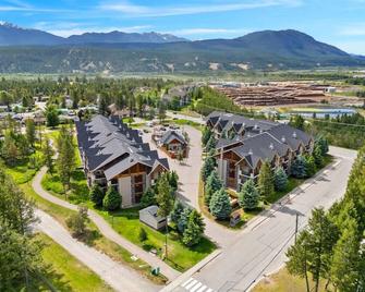 Grizzly Springs, Outdoor Pool, Hot Tub, Fireplace - Radium Hot Springs