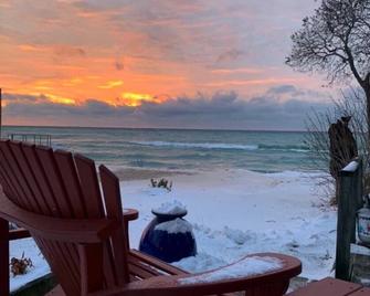 Great Lakes Splendor! - Unique Lake Michigan Lakefront Log Cabin - Arcadia