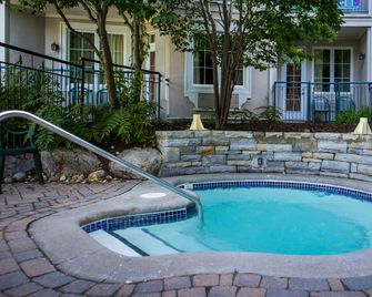 Holiday Inn Express & Suites Tremblant By IHG - Mont-Tremblant - Pool
