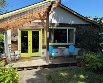Charming cottage in walkable/ bikable ‘hood to shops and restaurants w/ WiFi, AC - Portland - Patio
