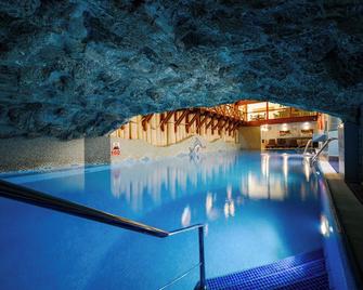 هوتل بيلفيدري ريزورت آند سبا - زاكوباني - حوض السباحة