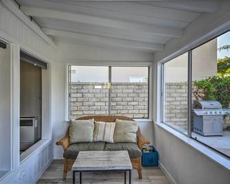 Remodeled Ventura Beach Home with Yard and Fire Pit! - Ventura - Living room
