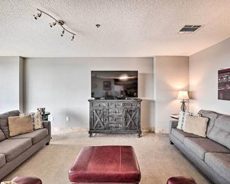 Shop and Dine Fort Worth Condo with Racetrack Views! - Fort Worth - Living room