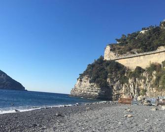 \'Alcova delle Sirene\' Open space with sea view - Bergeggi - Beach