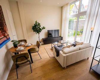 Elegant 2 Bedroom Serviced Apartment 54m2 -Mst40e- - Rotterdam - Sala