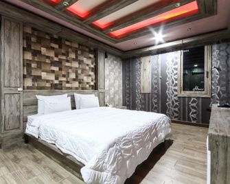 Mokpo H - Mokpo - Bedroom