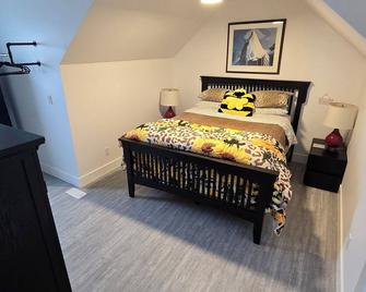 Private. One bedroom apt. on acreage in Exclusive Neighborhood. Spectacular View - Coldstream - Bedroom