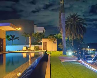 Spacious Oceanview Villa – 7bedrooms, Private Pool, Near Nadi Airport - Nadi - Piscine