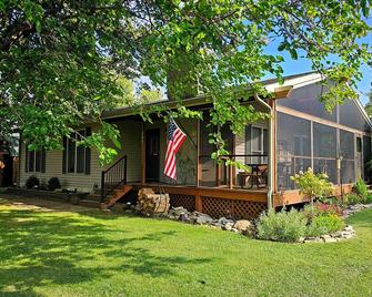 Quarry Vista Kelleys Island, 3 Bedroom, Golf Cart, Hot Tub - Kelleys Island - Building
