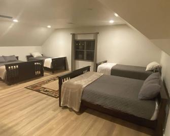 Cozy Cottage Inn sets in the heart of ATV trails and 3 National Parks. - Richfield - Bedroom