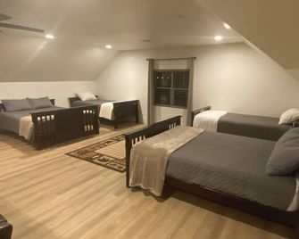 Cozy Cottage Inn sets in the heart of ATV trails and 3 National Parks. - Richfield - Slaapkamer