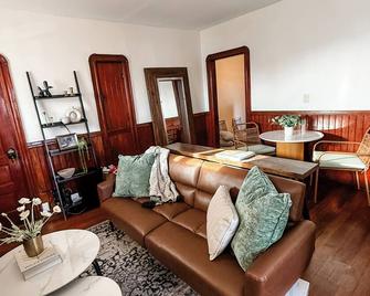 Private 2-bedroom apartment in Pawtucket, the perfect way to spend your stay! - Pawtucket - Living room