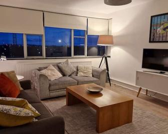 Newly renovated apartment! - London - Living room