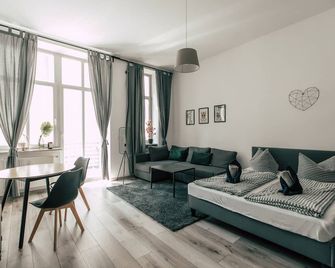 Luga Homes - Gewandhaus - Industrial Studio mit Küche und Balkon - Leipzig - Living room