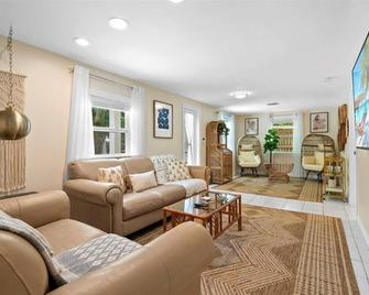 3/2 Boho Chic Retreat In Npb - North Palm Beach - Living room