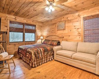 Riverfront Cabin w/ Hot Tub & Mountain Views! - Blairsville - Habitación