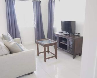LUX Suites - 1-bedroom apartment in Halfmoon Bay - Nicola Town - Wohnzimmer