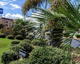Rodeway Inn and Suites Jacksonville near Camp Lejeune - Jacksonville - Vista del exterior
